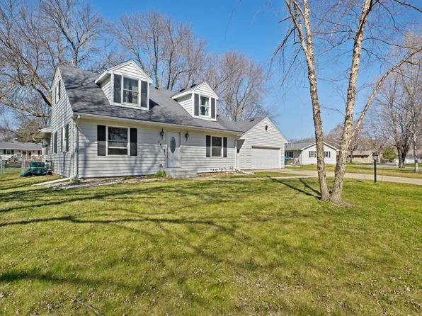 303 Crestwood Ct, North Mankato, MN 56003