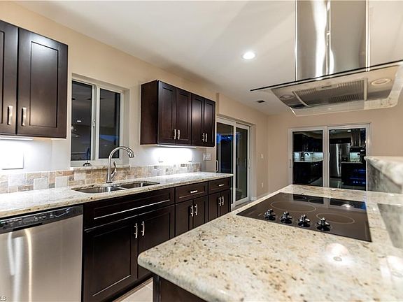 4th image of 516 SE 20th Pl