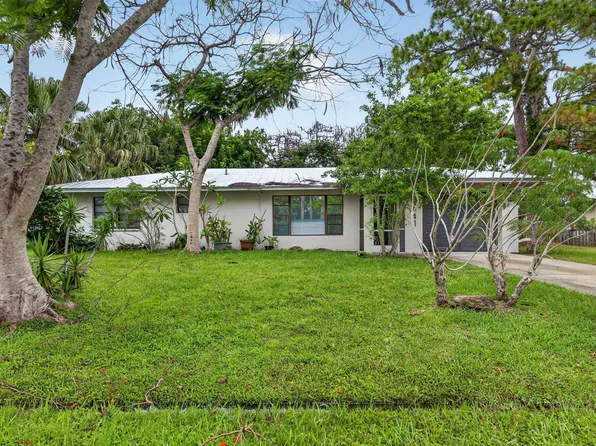 941 SE Atlantus Avenue, Port St Lucie, FL 34983