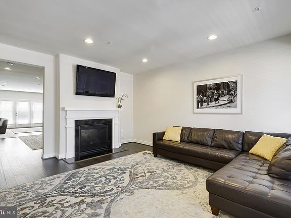 4th image of 2012 Potomac Ave #429
