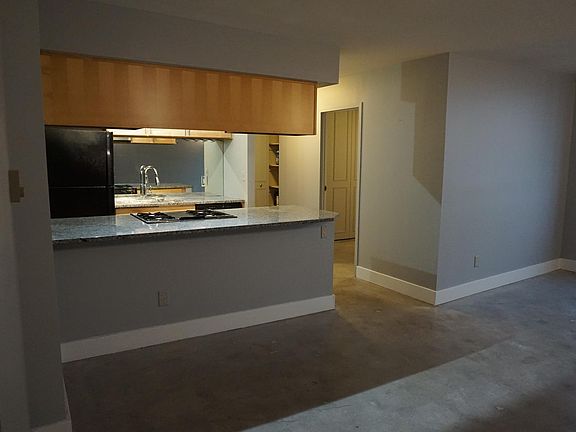 3rd image of 600 E 8th St APT 8J