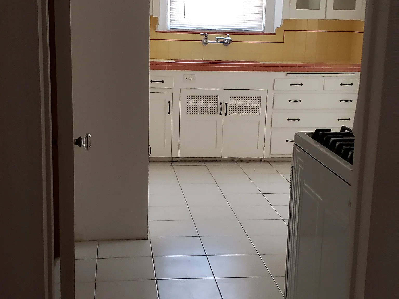 3 bed, 1.5 bath, 2000 sqft, $5,000 — Photo 2