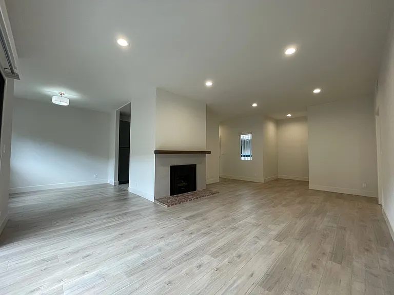 12840 Moorpark — Photo 7