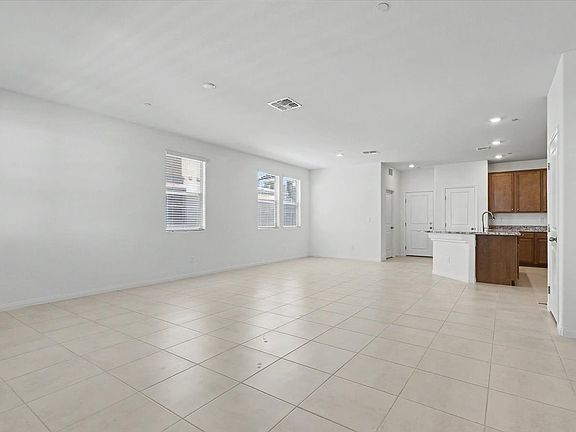 4th image of 72 Hornbeck Ln