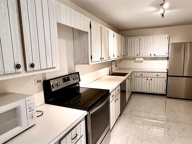6039 Collins Ave #520 — Photo 5