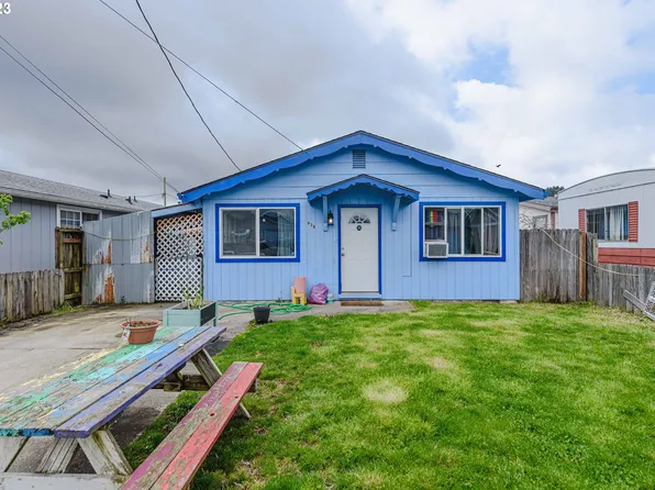 938 N 8th St, Reedsport, OR 97467