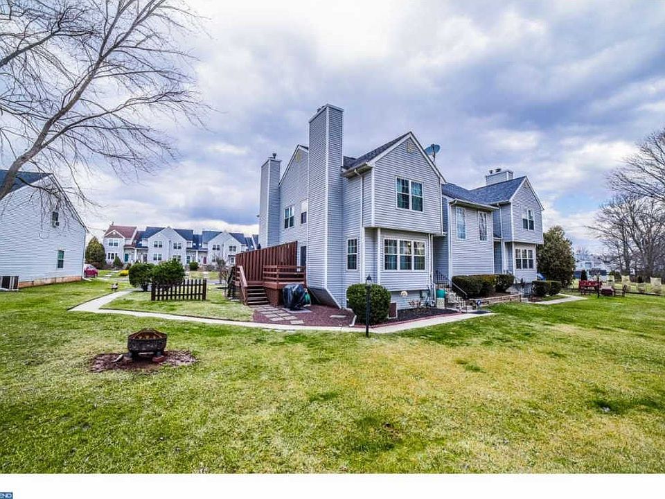 2nd image of 122 Dawn Dr