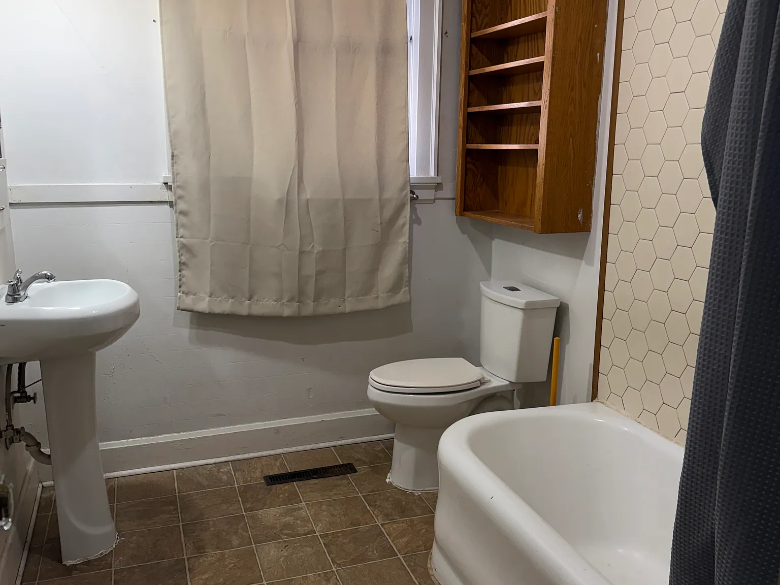 5 bed, 2085 sqft, $3,999 — Photo 2