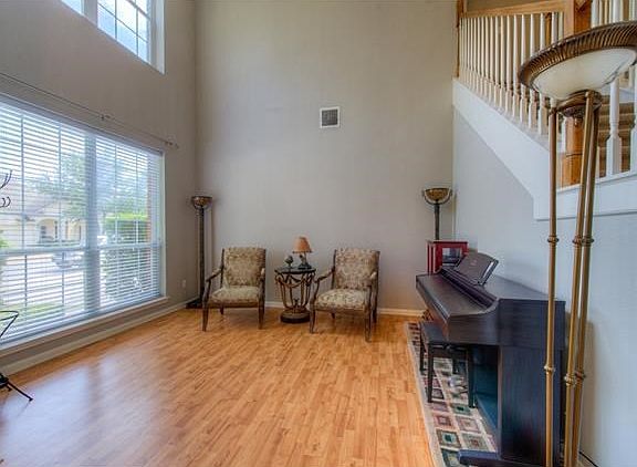 3rd image of 1505 Amelia Dr