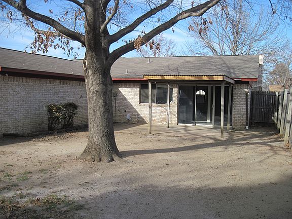 3rd image of 1718 Glouchester Dr