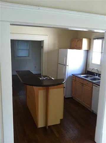 3 bed, 1.0 bath, 2818 sqft, $2,600 — Photo 4
