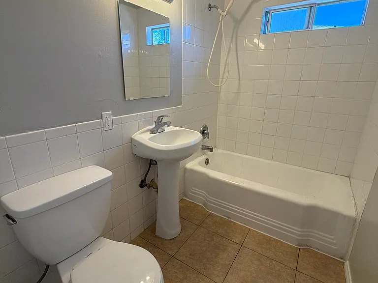 441 Chambers St — Photo 3
