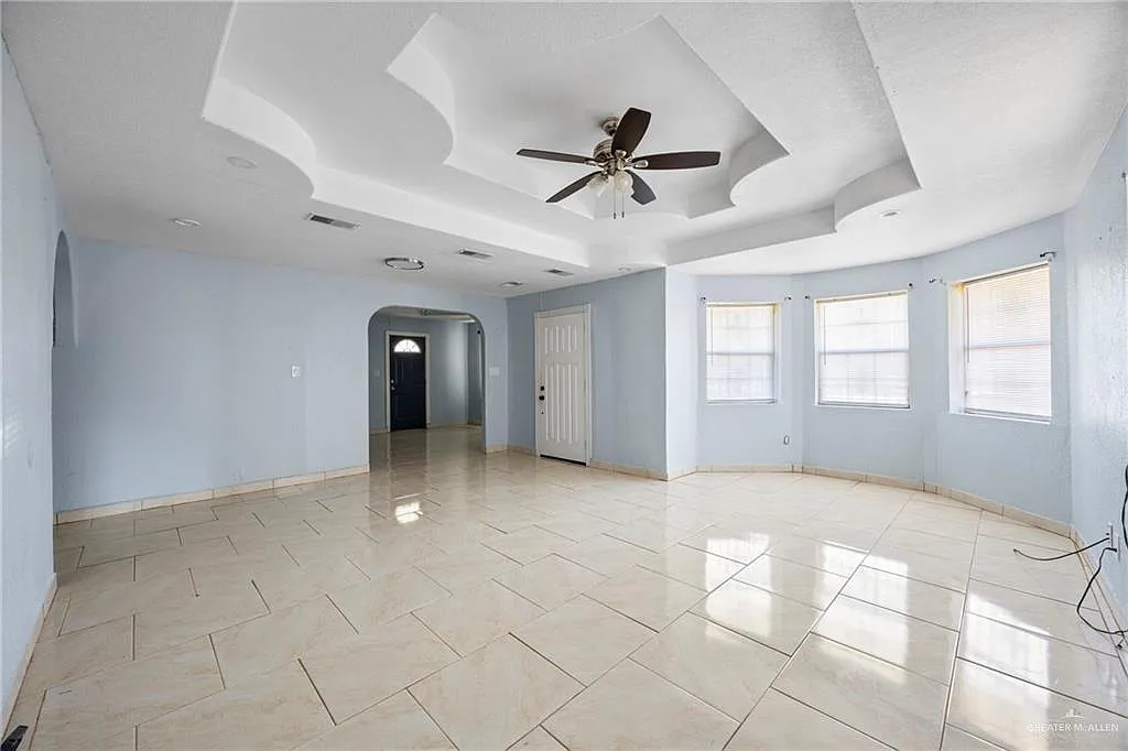 4 bed, 3.0 bath, 1956 sqft, $1,800 — Photo 2