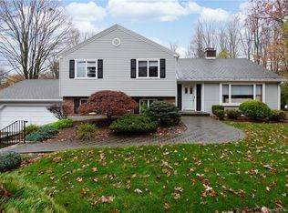 27 Woodfield Dr, Middlebury, CT 06762