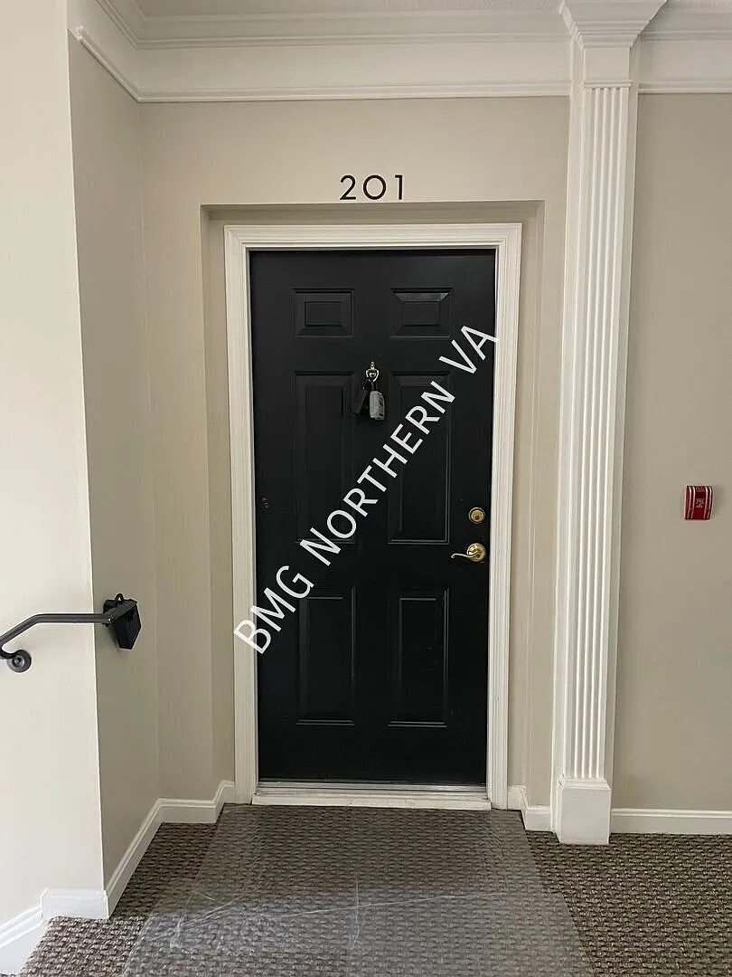 Luxury 2 BR / 2 BA Boutique Condominium - Just 2 Blocks From Reston Town Center — Photo 3