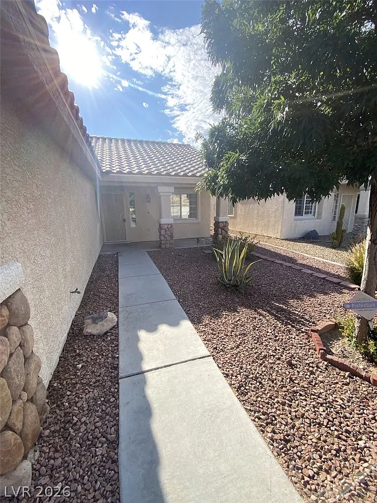 3 bed, 2.0 bath, 1422 sqft, $1,895 — Photo 3