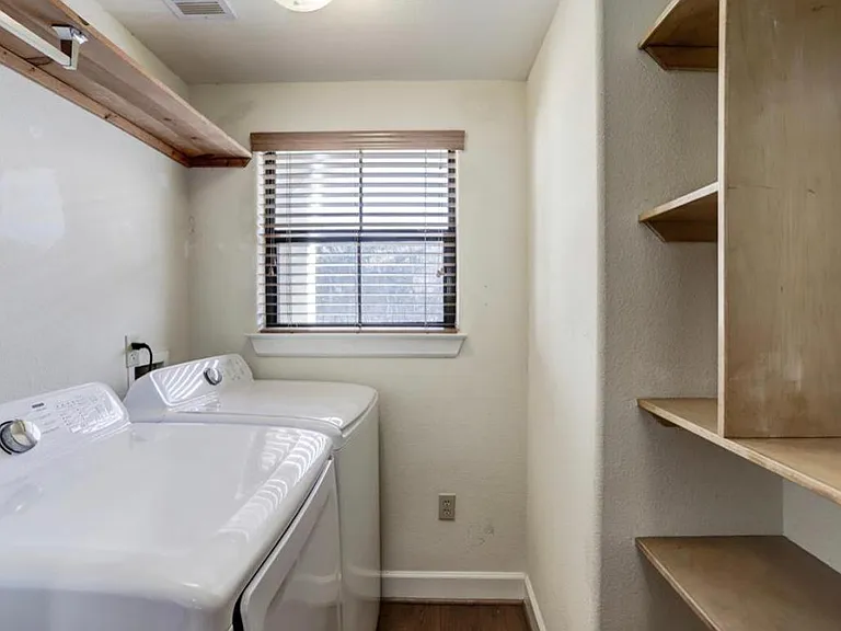 1602 Elgin St #15 — Photo 9