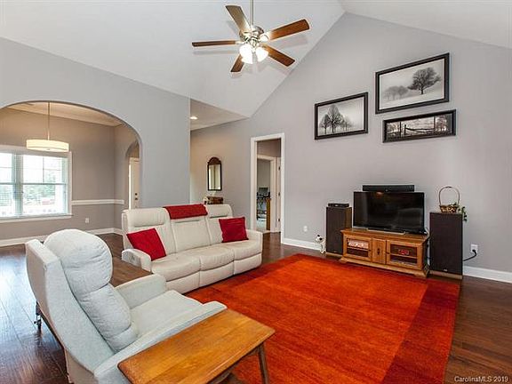 5th image of 201 Lone Oak Dr