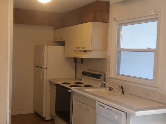 Kitchen, refrig, dishwasher, washer/dryer