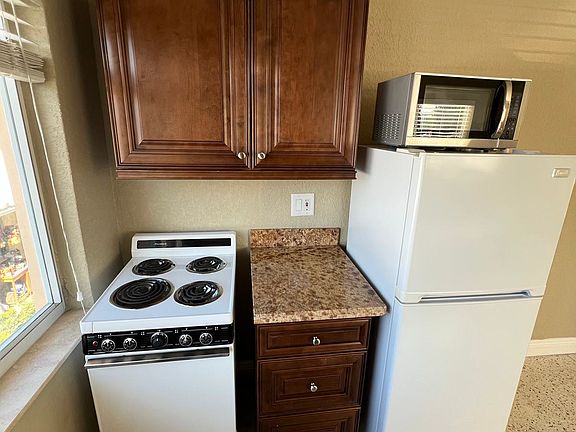 5th image of 830 NE 20th Ave #4