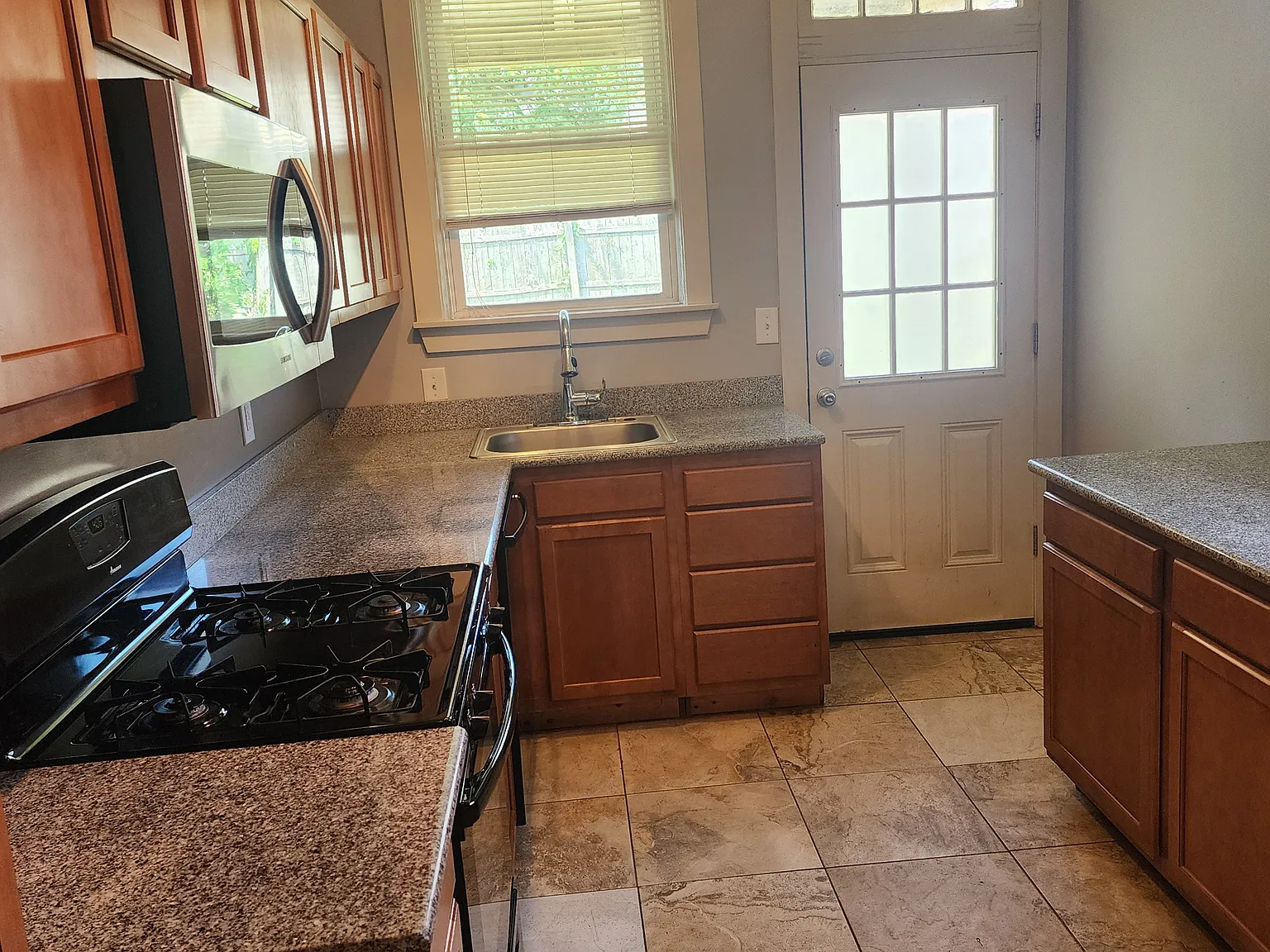 2 bed, 1.5 bath, 1400 sqft, $2,000 — Photo 2