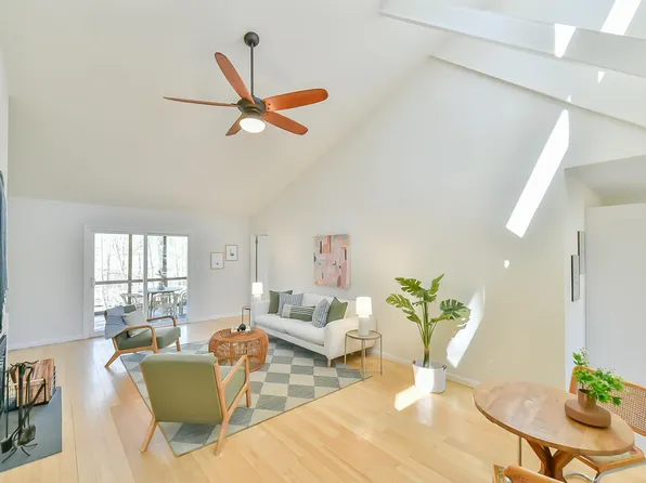 100 Briar Patch Ln, Chapel Hill, NC 27516