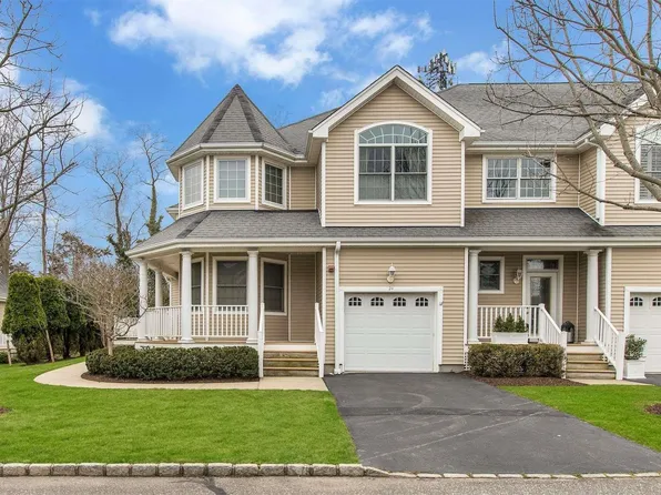 24 Emily's Way #24, Setauket, NY 11733