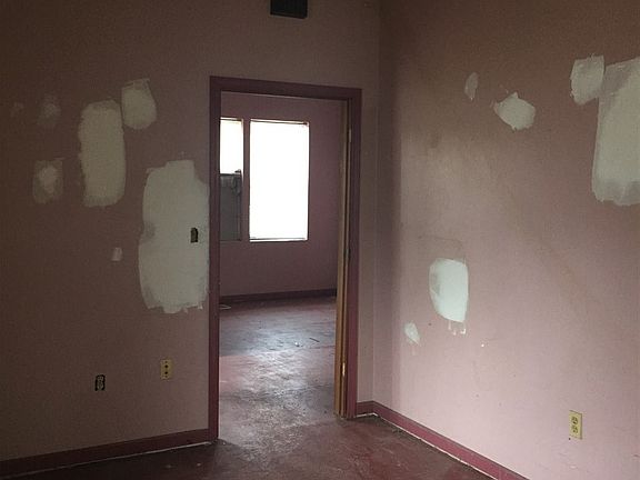4th image of 815 Vine St