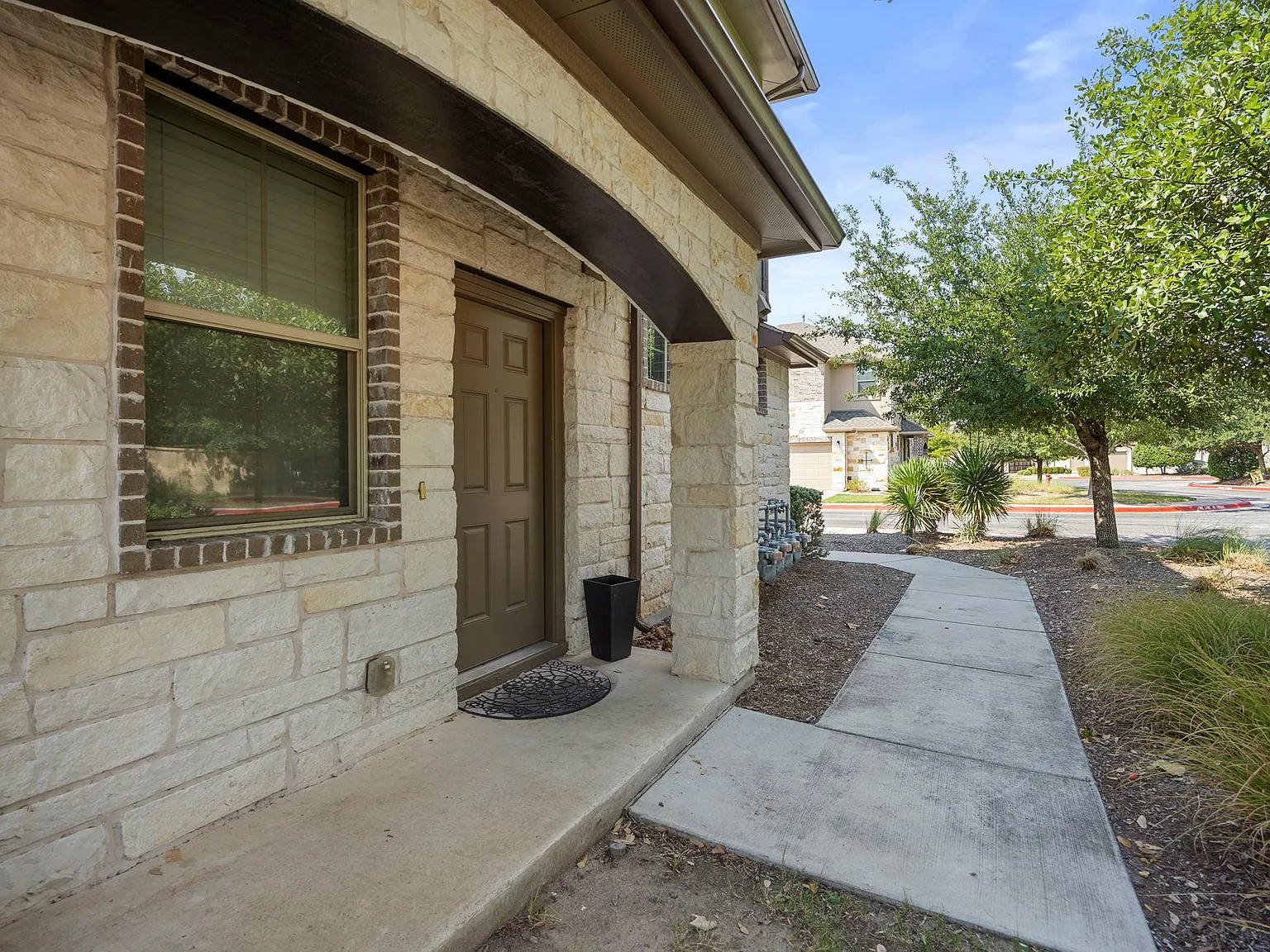 4 bed, 2.5 bath, 2067 sqft, $1,995 — Photo 2
