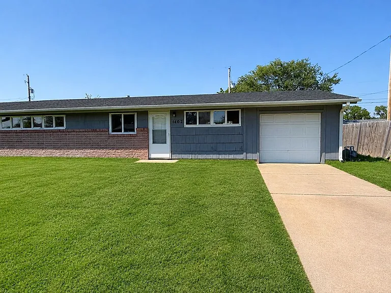1402 Crescent Dr — Photo 1