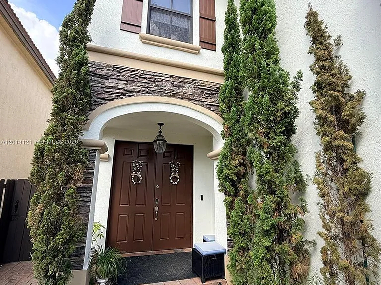 8640 NW 101st Pl — Photo 3