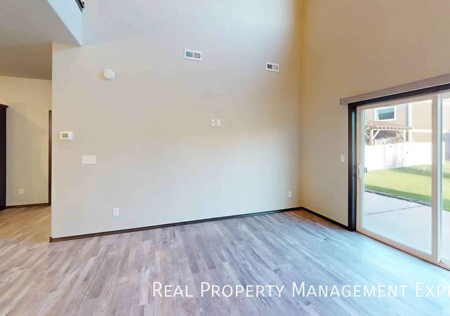 3 bed, 2.0 bath, 1689 sqft, $2,000 — Photo 4