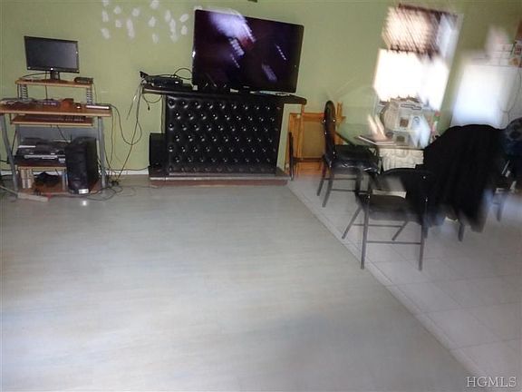 4th image of 832 Cauldwell Ave