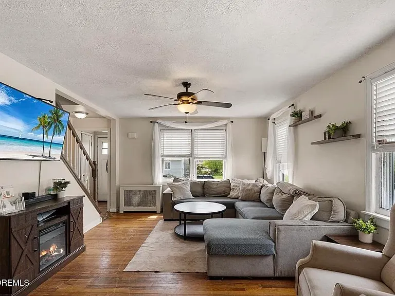 585 Bamford Ave — Photo 18