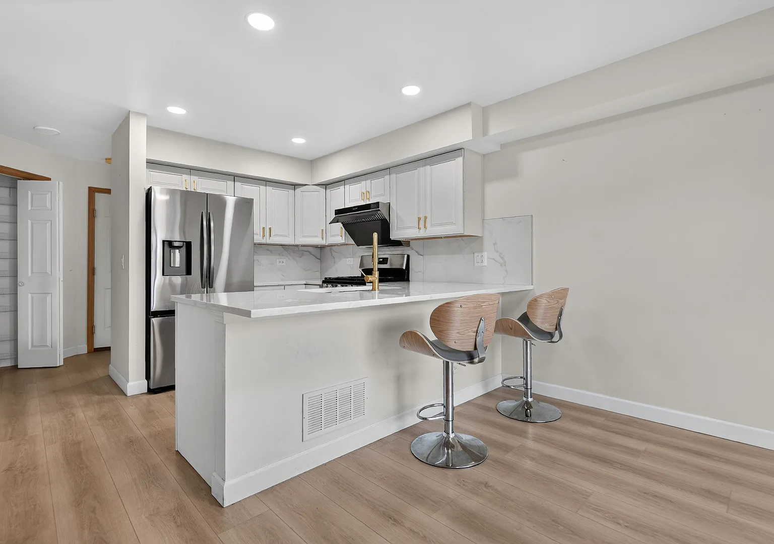 2 bed, 2.5 bath, 1600 sqft, $3,300 — Photo 4