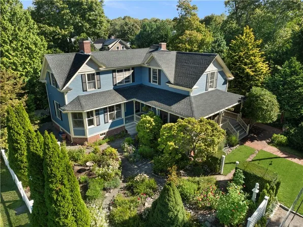 21 1st St, Barrington, RI 02806