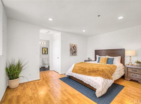 5th image of 2905 Montrose Ave