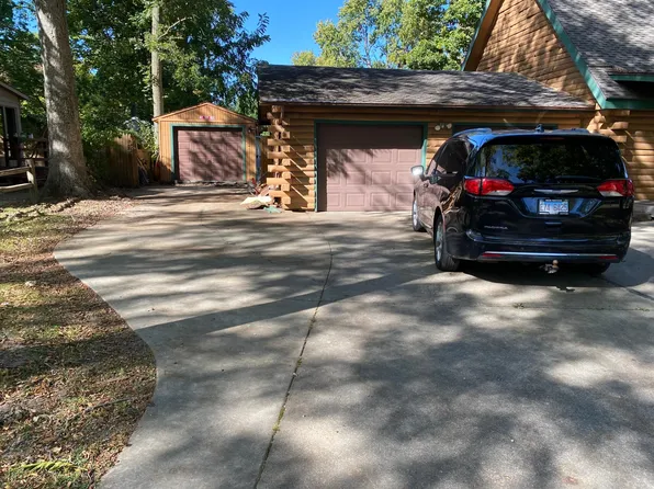 205 Raymond Dr, Mahomet, IL 61853