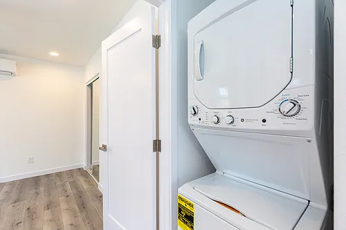 438 47th St #203 Photo 1