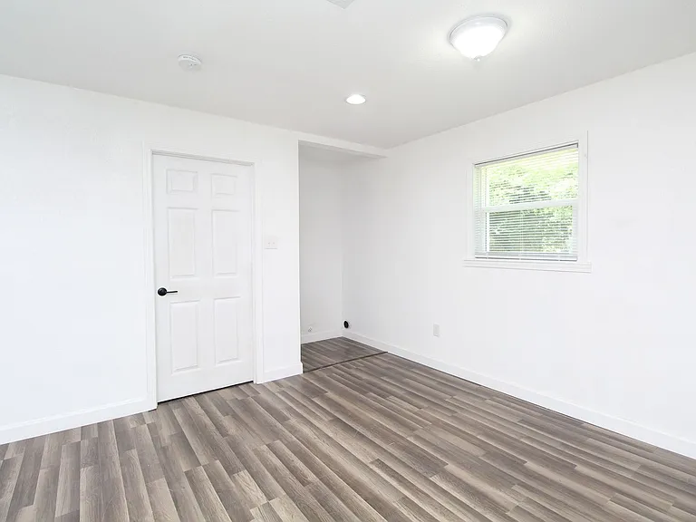 6037 Syrcle Ave — Photo 4