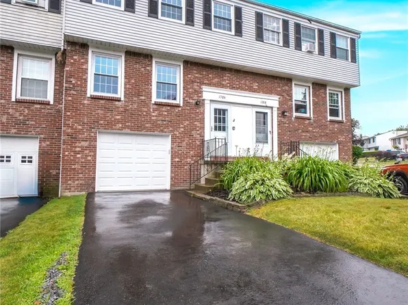 1386 Independence Dr, Derby, NY 14047