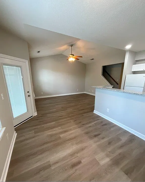 3 bed, 3.0 bath, 1376 sqft, $1,825 — Photo 2