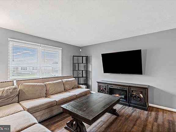4th image of 9453 Seven Courts Dr