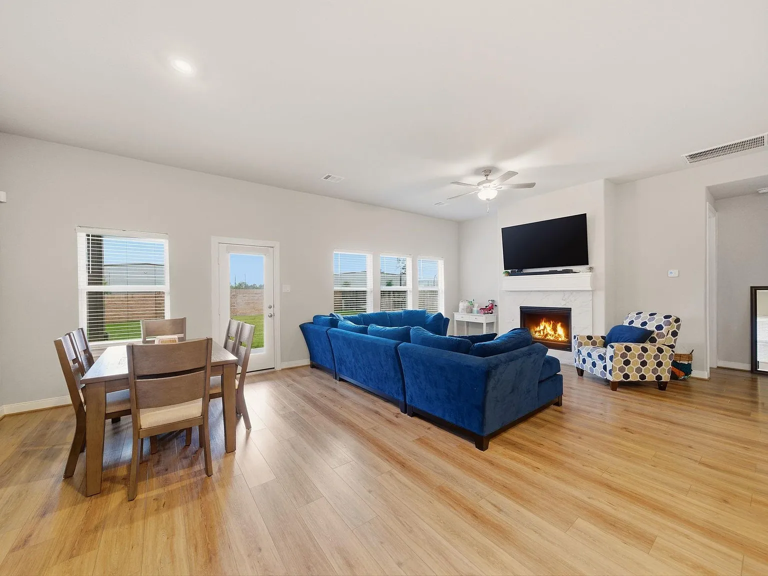 4 bed, 3.5 bath, 2711 sqft, $3,500 — Photo 4