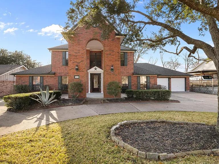 1400 Oak Hollow Dr — Photo 1