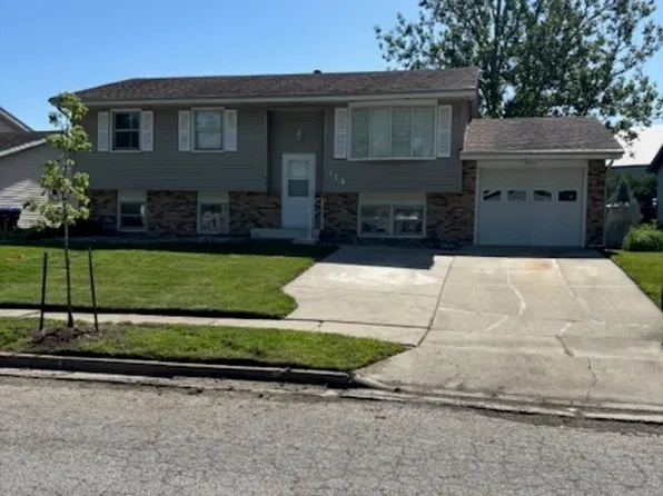 114 S Evergreen Ln, Bloomington, IL 61704