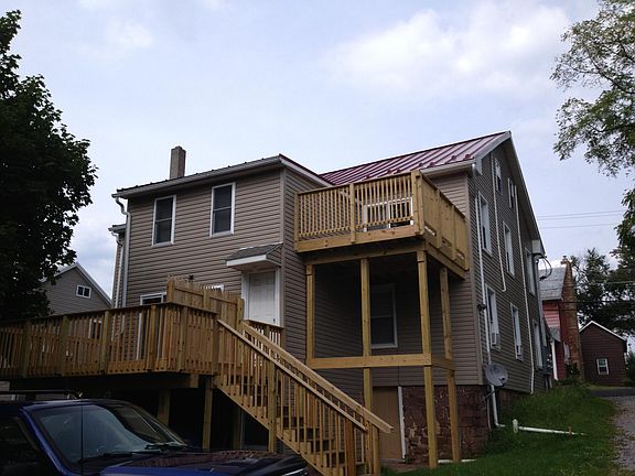 Upper balcony is for Apt. 4