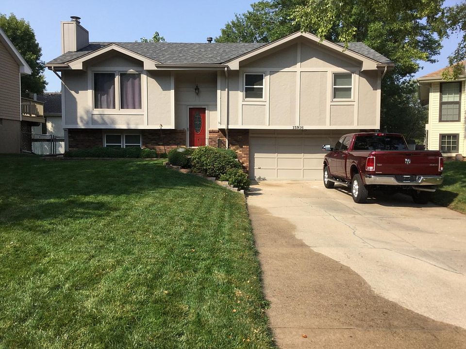 Walk to park, playground, west papio trail. 2min from all t