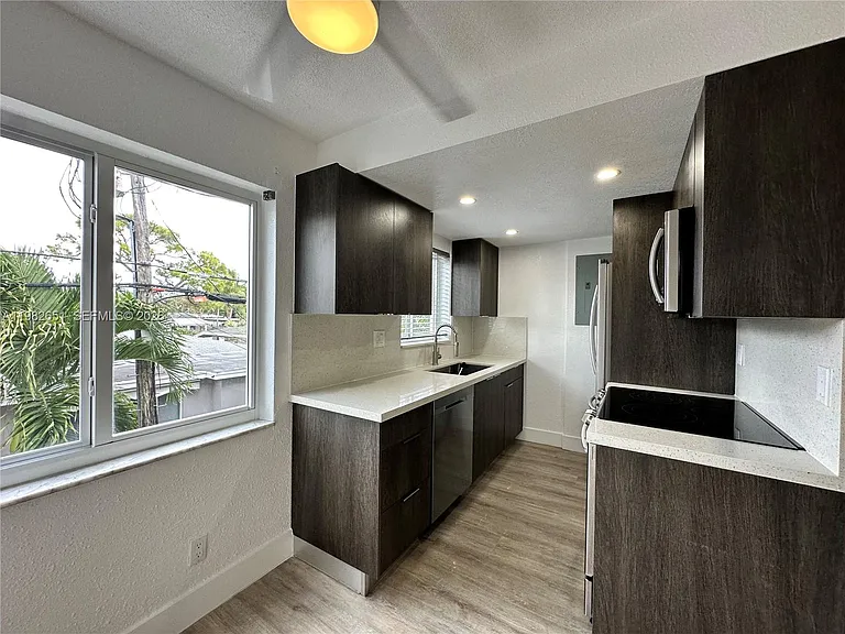 913 NE 17th St #8 — Photo 5