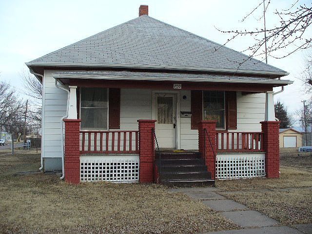 View of the front of the home